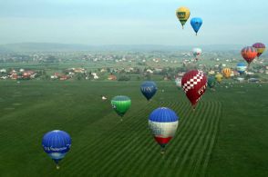Coroczne zawody balonowe w Kronie